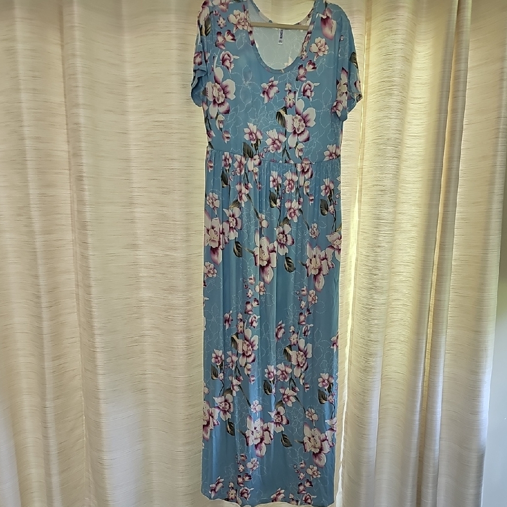Chic Floral Maxi Dress in Blue